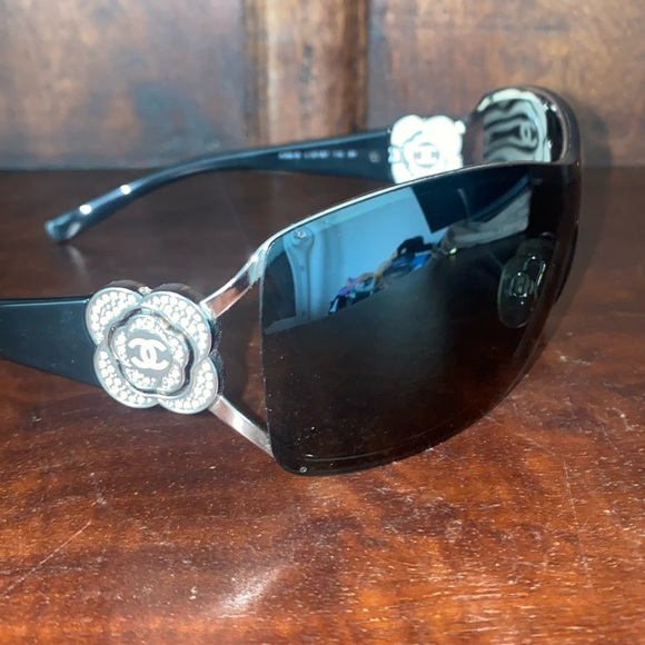 CHANEL 
Swarovski Crystal Camellia CC Sunglasses 4164-B Black - Picture 1 of 10